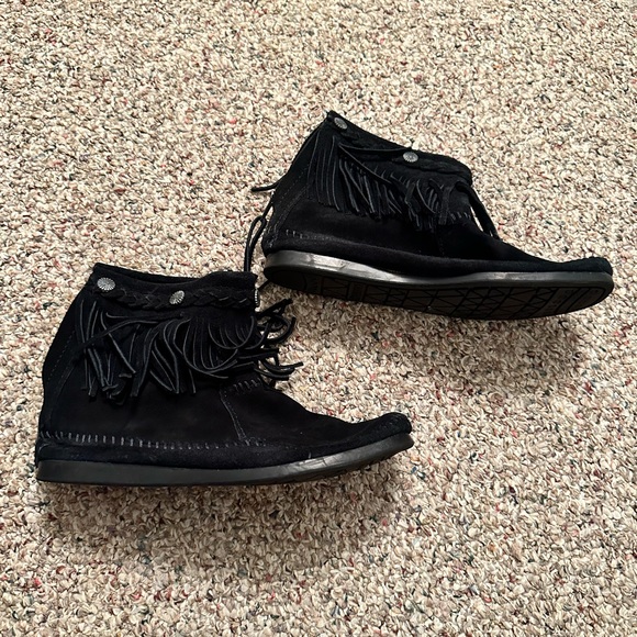 Minnetonka Hi Top Back Zip Boot - Picture 2 of 10